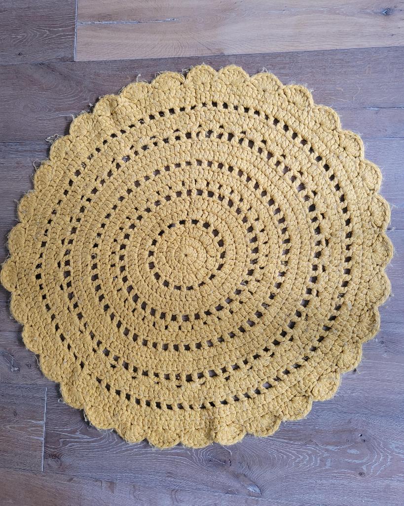 Prachtig rond okergeel gehaakt vloerkleed (diameter 100 cm), Huis en Inrichting, Gebruikt, Rond, Ophalen of Verzenden, 100 tot 150 cm