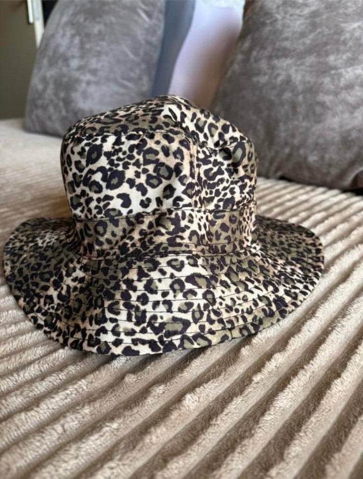 Beck Söndergaard vissershoedje met luipaardprint one size, Ophalen of Verzenden, Zo goed als nieuw