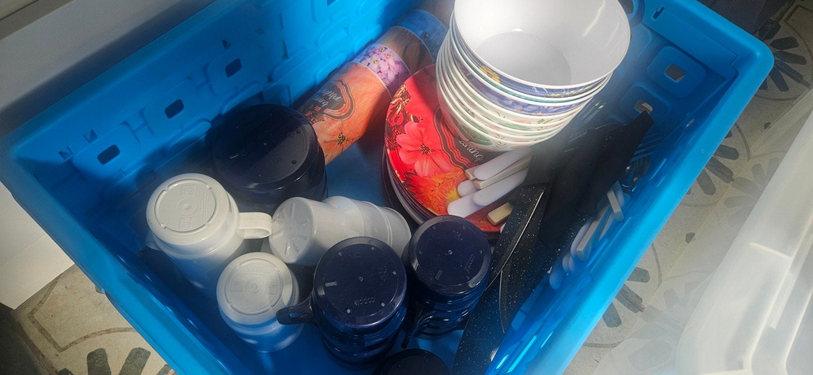 Camping servies set: borden, bekers, bakjes, bestek, messen, Ophalen, Gebruikt