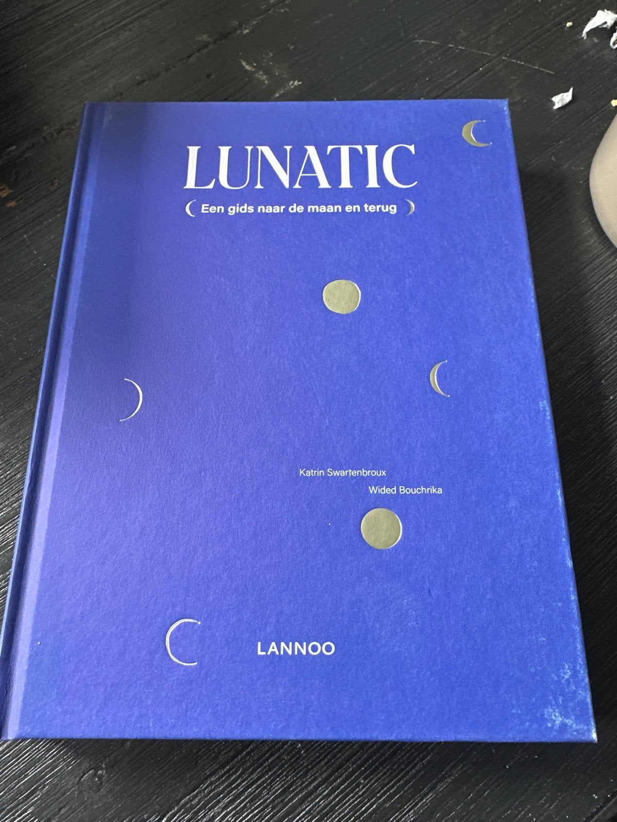 Lunatic: Een gids naar de maan en terug - Katrin Swartenbrou, Boeken, Ophalen of Verzenden, Zo goed als nieuw, Natuurwetenschap