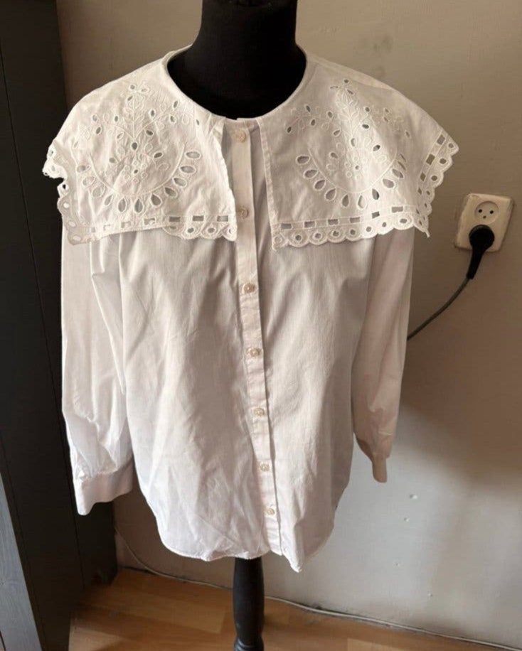 Mooie witte blouse met grote broderie kraag mt L ZGAN, Kleding | Dames, Ophalen of Verzenden, Zo goed als nieuw, Maat 42/44 (L)