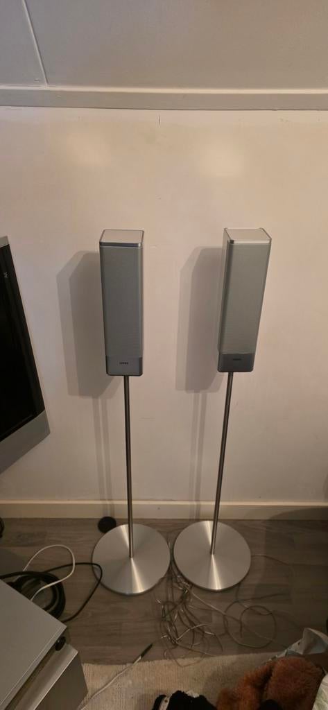 Loewe Individual Sound speakers met standaard, Ophalen, 120 watt of meer, Front, Rear of Stereo speakers, Overige merken