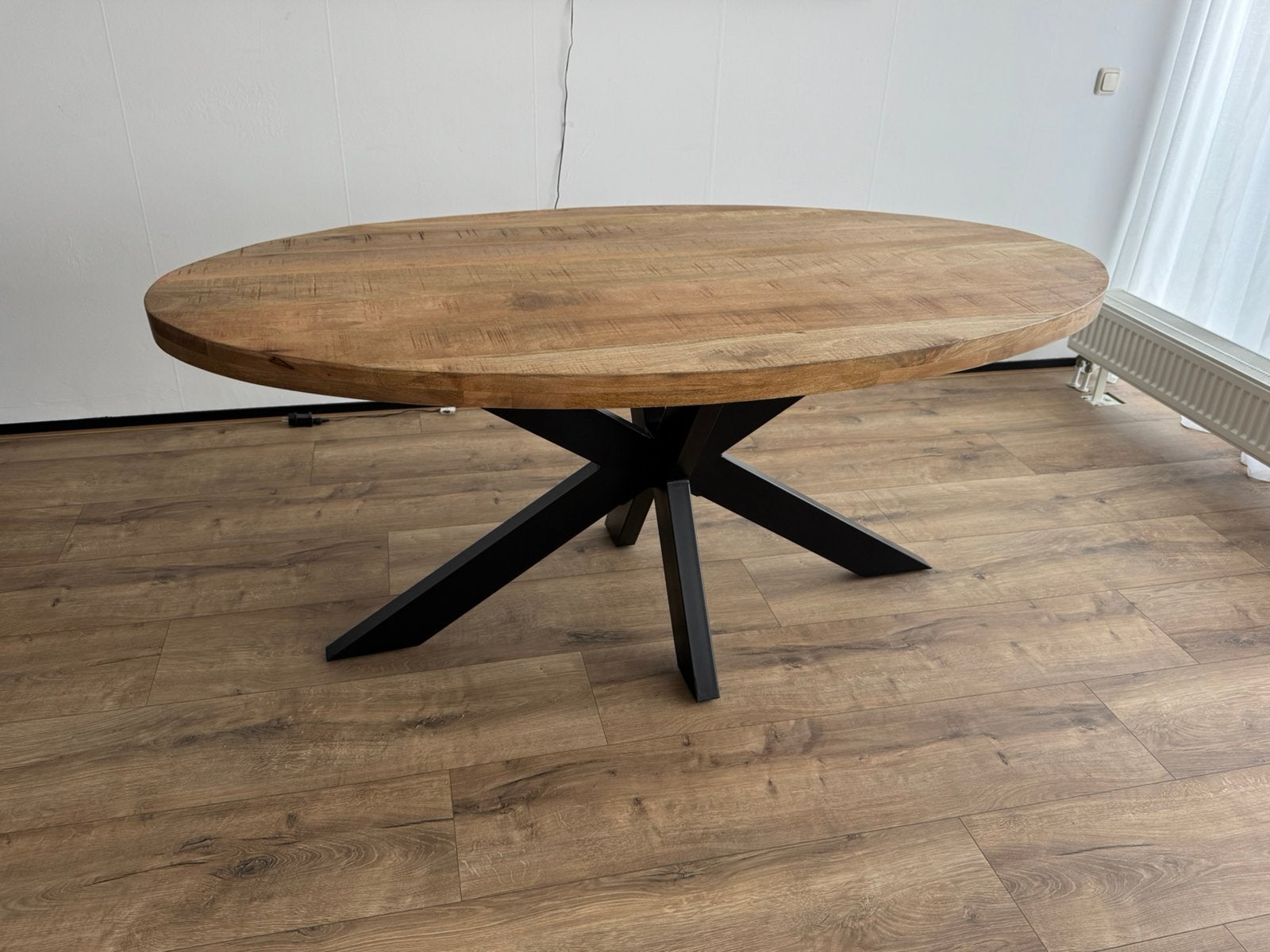 Ovale houten eettafel, zwart onderstel, Huis en Inrichting, Ophalen, 50 tot 100 cm, Zo goed als nieuw, 150 tot 200 cm