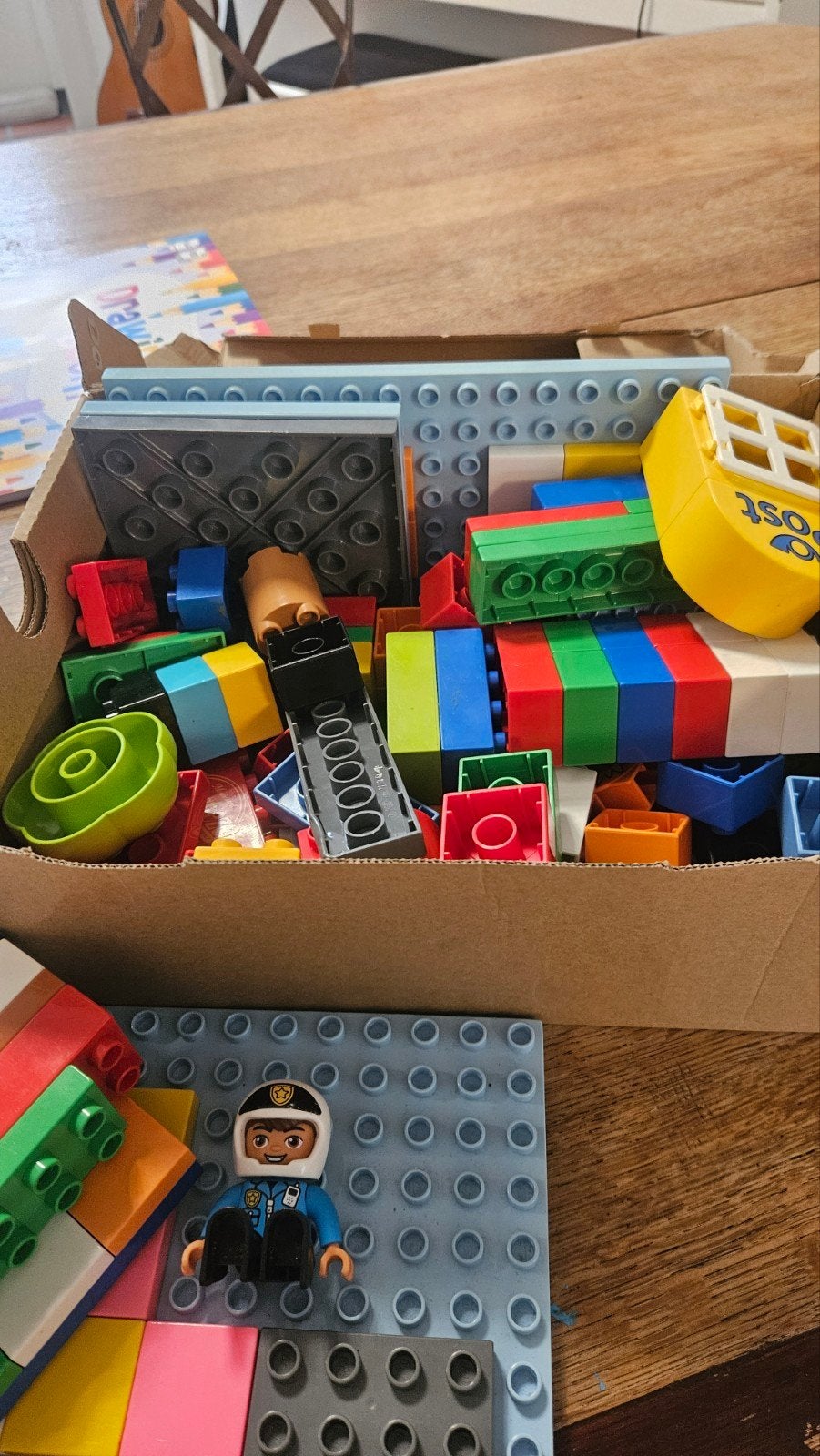A shoebox of duplo toys for kids, Verzamelen, Speelgoed, Ophalen, Gebruikt