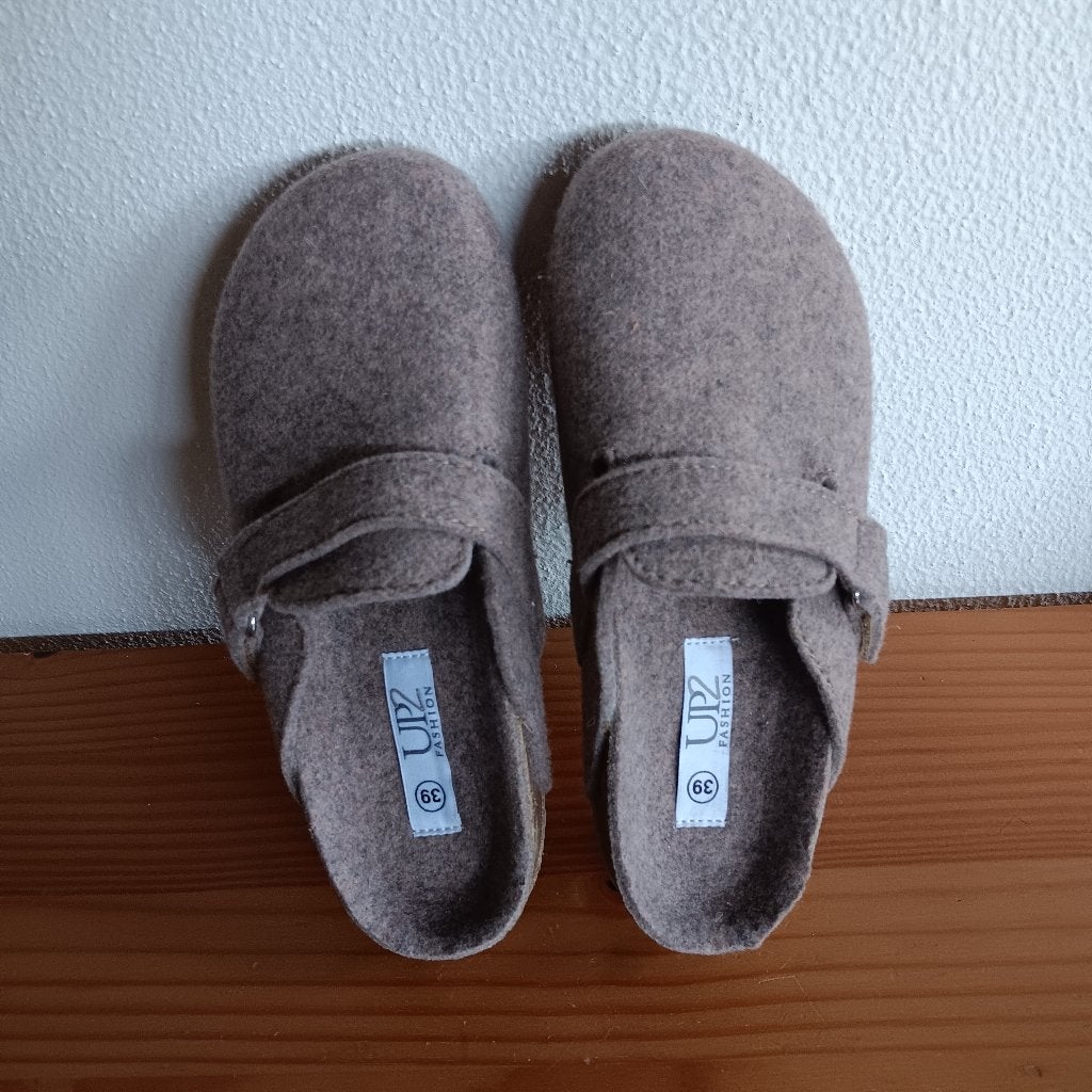 Comfortabele beige pantoffels VERKOCHT, UP2 Fashion, Beige, Nieuw, Ophalen of Verzenden