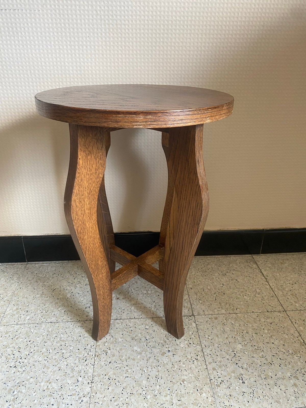 Ronde houten bijzettafel met sierlijke poten, Ophalen of Verzenden