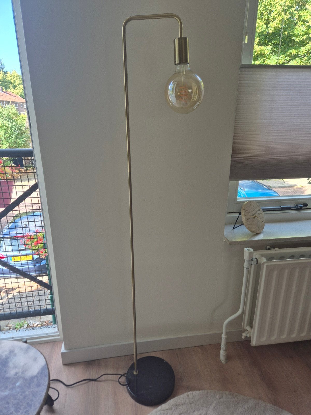 Moderne vloerlamp met marmeren voet en E27 fitting, Ophalen, Modern, Industrieel, E27 (groot), Zo goed als nieuw