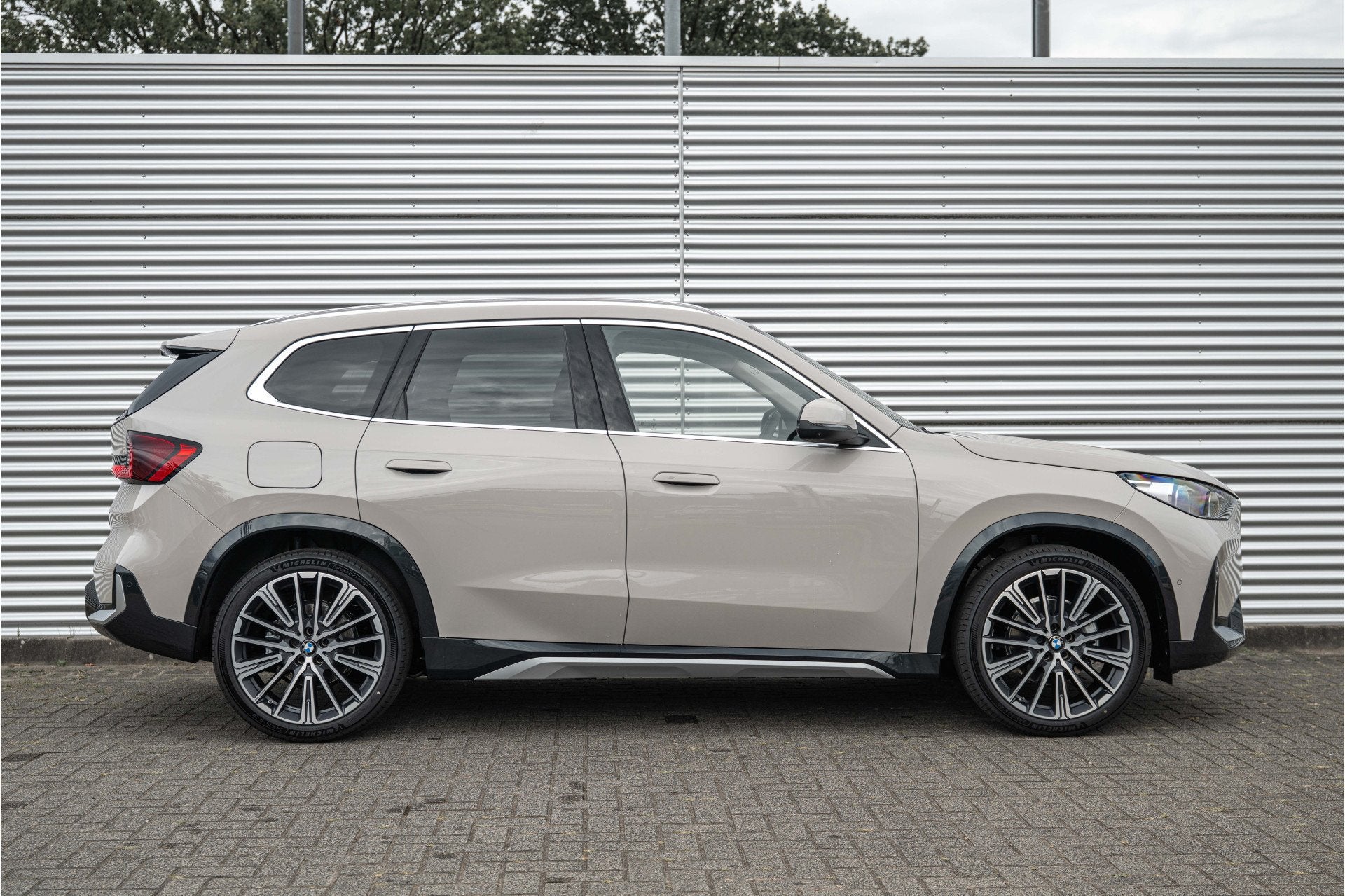 BMW iX1 eDrive20 xLine / Panoramadak / Trekhaak / Sportstoel, Zwart, Leder, Nieuw, SUV of Terreinwagen