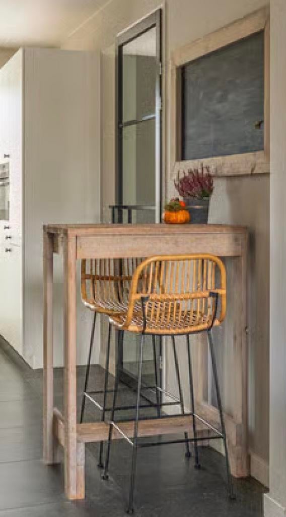 Stijgerhouten bartafel met hoge stoelen en krijtbord, Huis en Inrichting, Ophalen, Gebruikt, Inclusief barstoelen