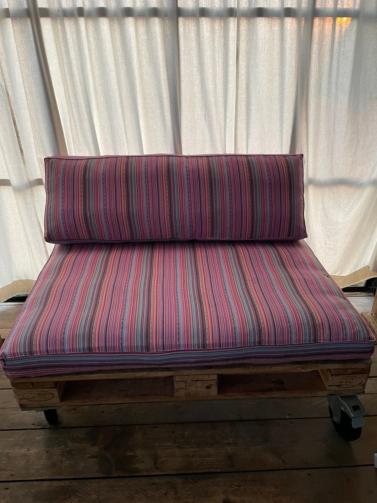 Pallet banken  met wielen en kussens bekleed met losse hoes, Verzenden, Zo goed als nieuw, Hout