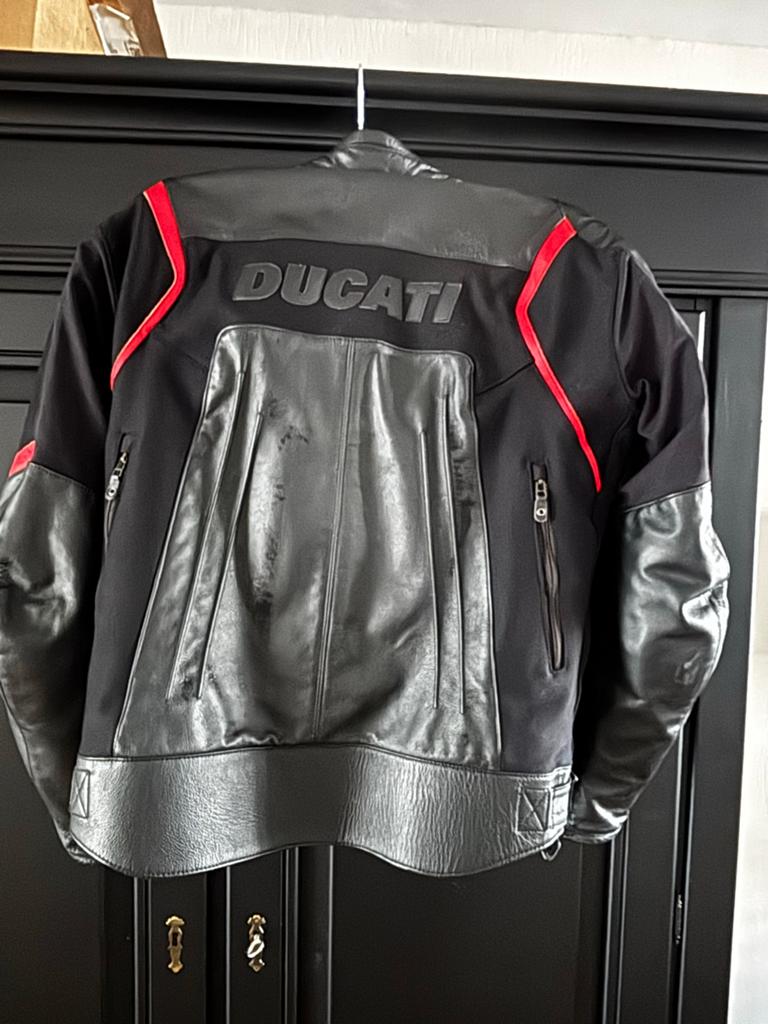 Ducati Leren Motorjas - Zwart/Rood (by Dainese), Motoren, Kleding | Motorkleding, Jas | leer, Heren, Tweedehands, Ophalen of Verzenden