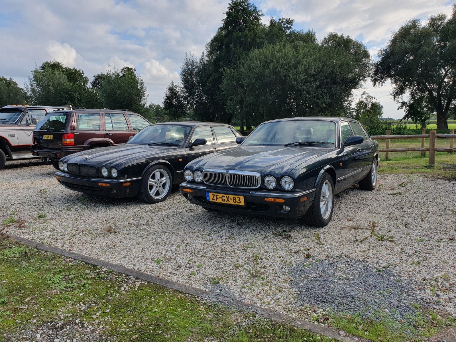 2x Jaguar XJR 4.0 SUPERCHARGED V8 en Jaguar XJ 3.2 V8, Automaat, Achterwielaandrijving, 4000 cc, Leder