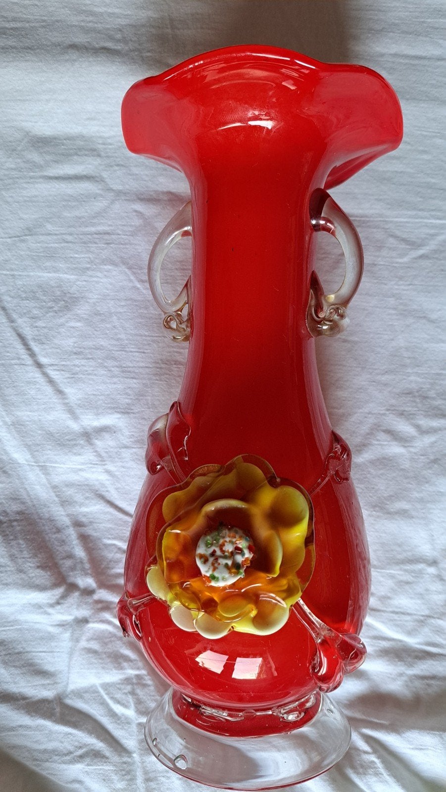 Prachtige Rode Glazen Vaas met Bloemdecoratie, Ophalen of Verzenden