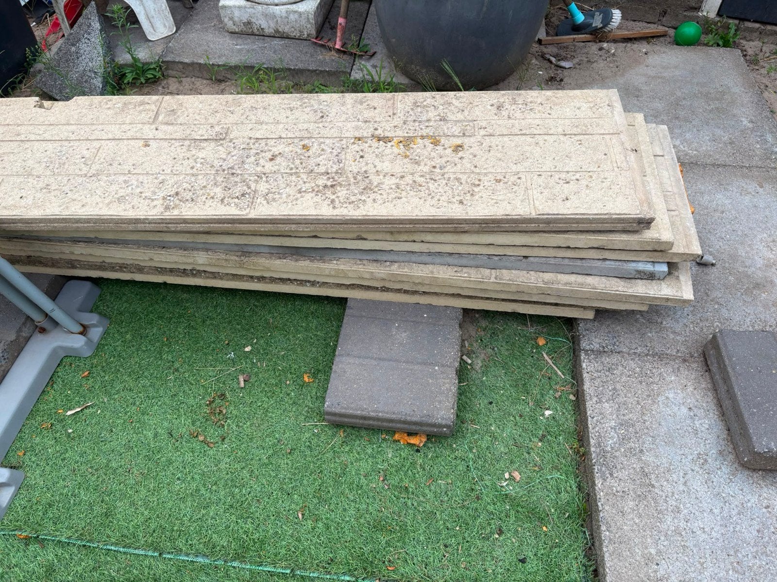 Gratis af te halen: Schuttingplaten met palen, Ophalen