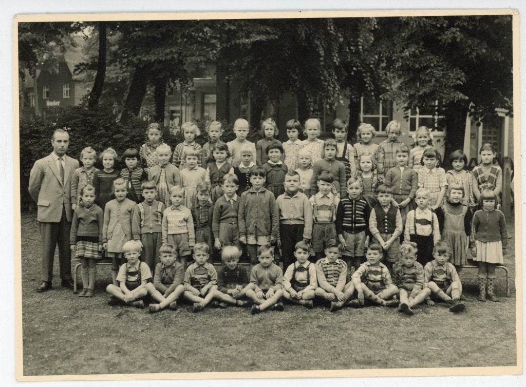 E56; Grote schoolfoto 12 x 17 cm - Jaren '50 klasfoto, Gebruikt, Foto, Ophalen of Verzenden, 1940 tot 1960