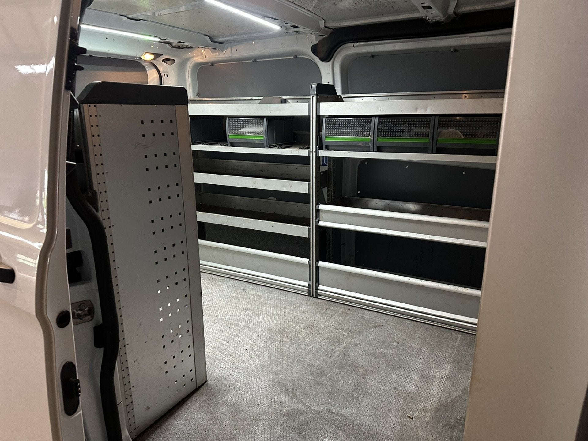 Ford Transit Custom 2.0 TDCI L1H1 Inrichting Euro6 Airco | C, Voorwielaandrijving, Dealer onderhouden, Stof, 4 cilinders