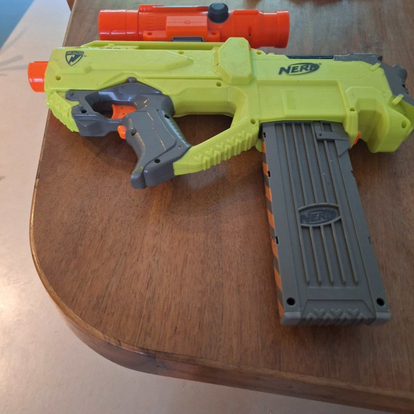 Nerf Blaster met magazijn en vizier, Ophalen of Verzenden, Gebruikt