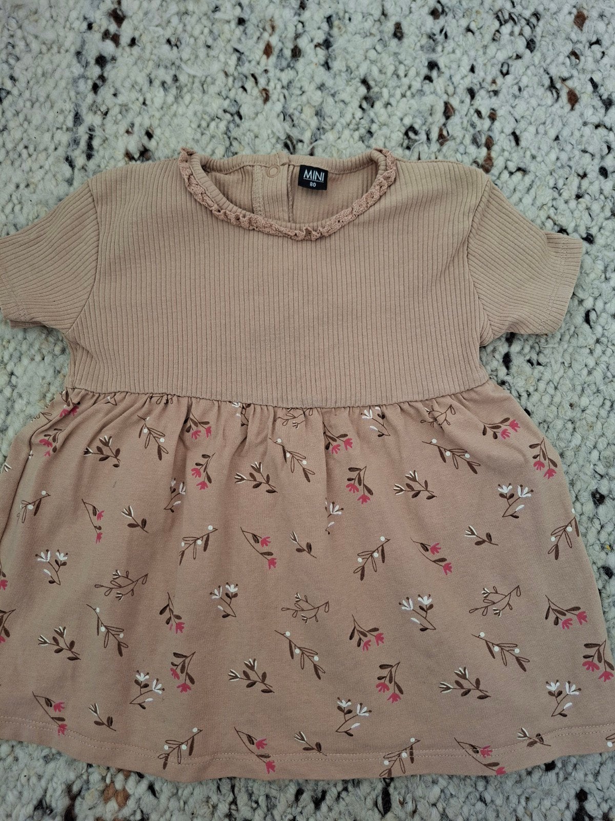 Babyjurkje roze/zalm met bloemetjes en 4 rompertjes, Ophalen of Verzenden, Gebruikt, Wibra, Meisje