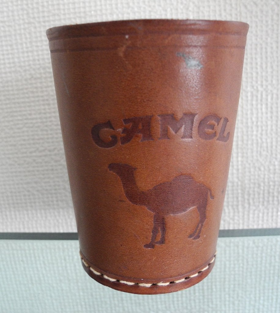 Vintage leren CAMEL dobbelbeker – met gestanst logo, Verzamelen, Ophalen of Verzenden, Gebruikt, Gebruiksvoorwerp