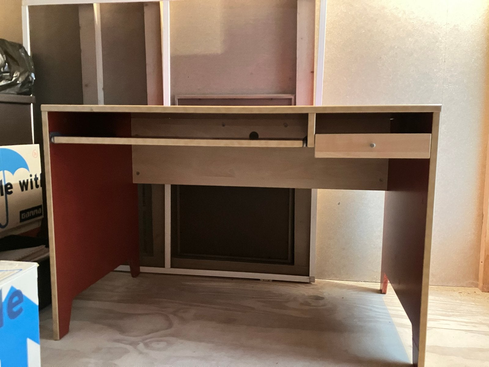 Rood bureau met uitschuifbaar toetsenbordblad, Ophalen, Gebruikt, Met lades, Spaanplaat of MDF