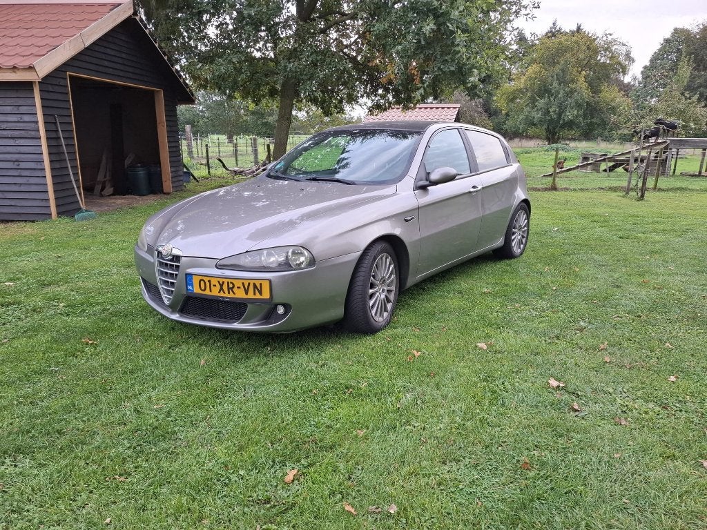 Alfa Romeo 147 2.0 T.spark 5DR 2007 Grijs, Voorwielaandrijving, 400 kg, Bruin, Handgeschakeld