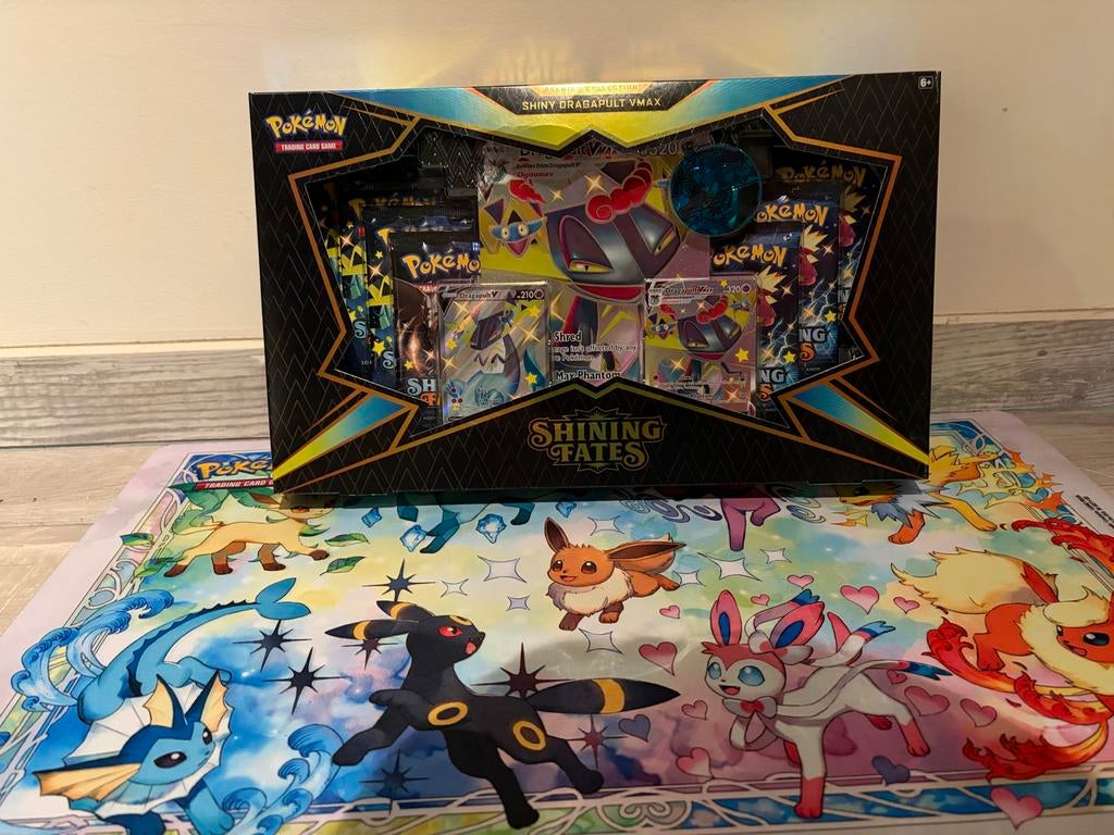 Pokémon Shining Fates Shiny Dragapult VMAX Premium Collectie, Ophalen, Nieuw, Boosterbox, Foil