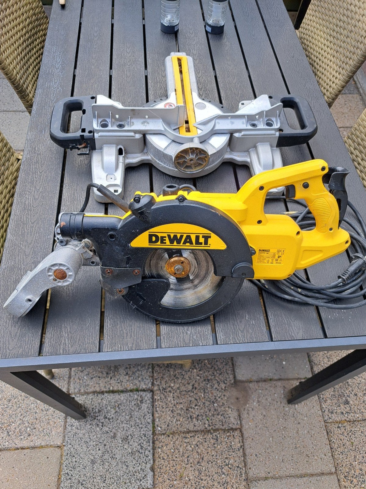 afkortzaag. de walt, Doe-het-zelf en Verbouw, Gereedschap | Zaagmachines, Ophalen, 1200 watt of meer, Afkortzaag, 30 tot 70 mm