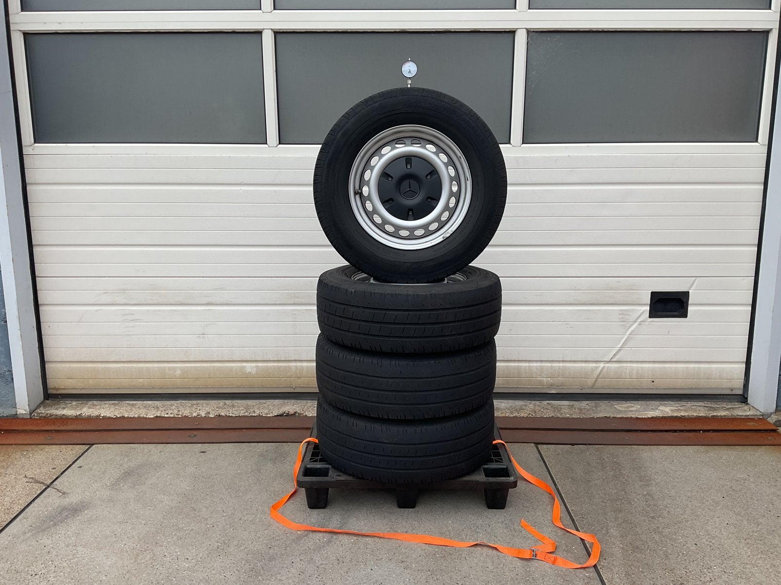 Mercedes Sprinter. V.W Crafter Zomerset. 235 - 65 - 16., Ophalen, 16 inch, Banden en Velgen, 235 mm