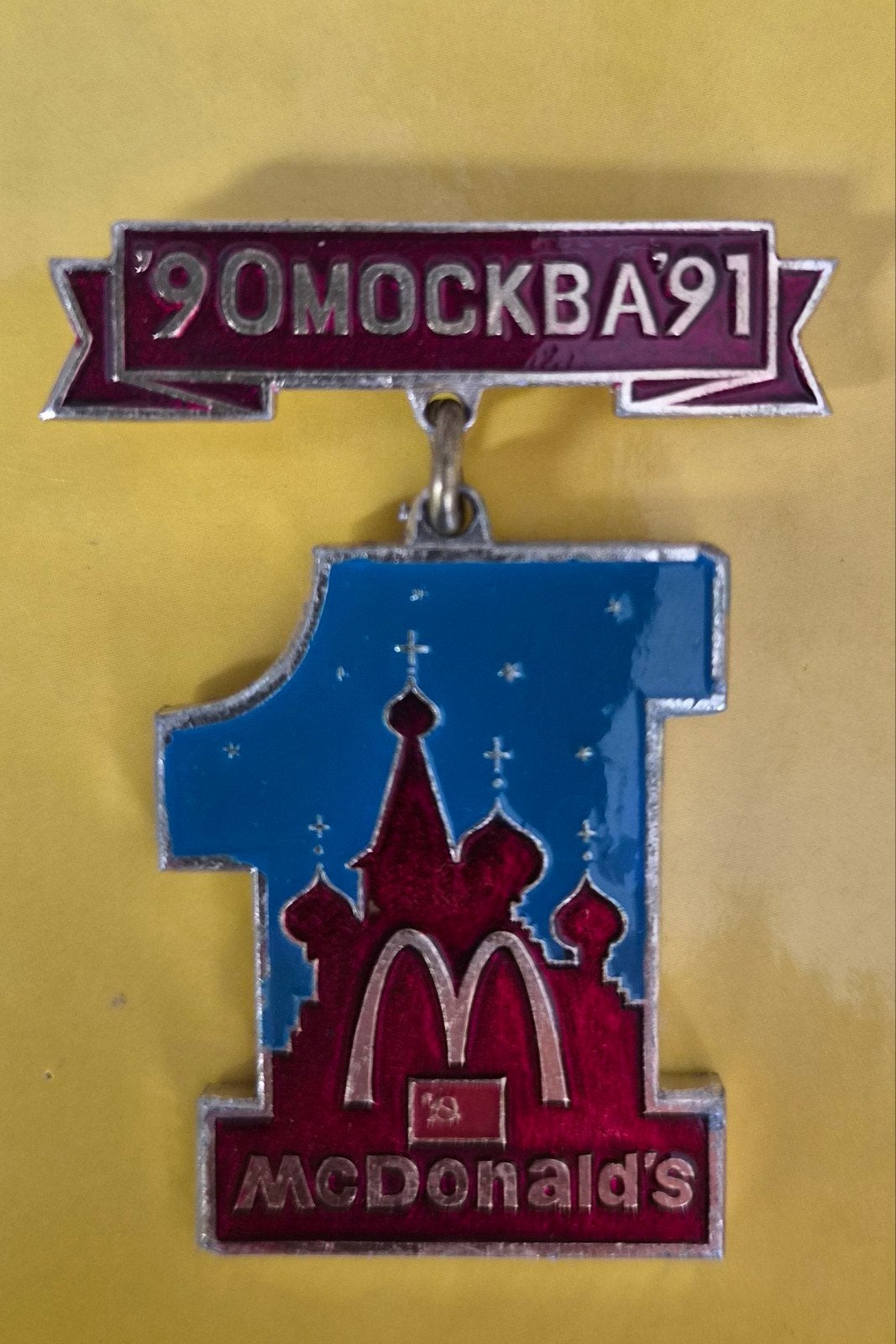 McDonald's Moskou 1990-1991 Pin/Speldje, Verzamelen, Speldjes, Pins en Buttons, Ophalen of Verzenden, Zo goed als nieuw, Stad of Land