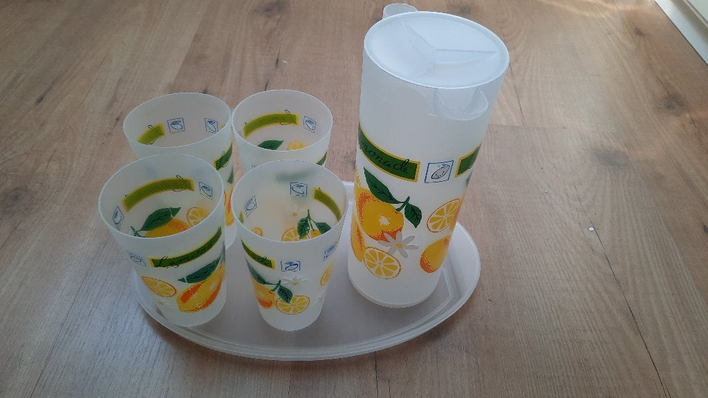 Sapkan (inhoud 1,5 liter) met bekers en dienblad (kunststof), Overige materialen, Gebruikt, Verzenden, Overige stijlen