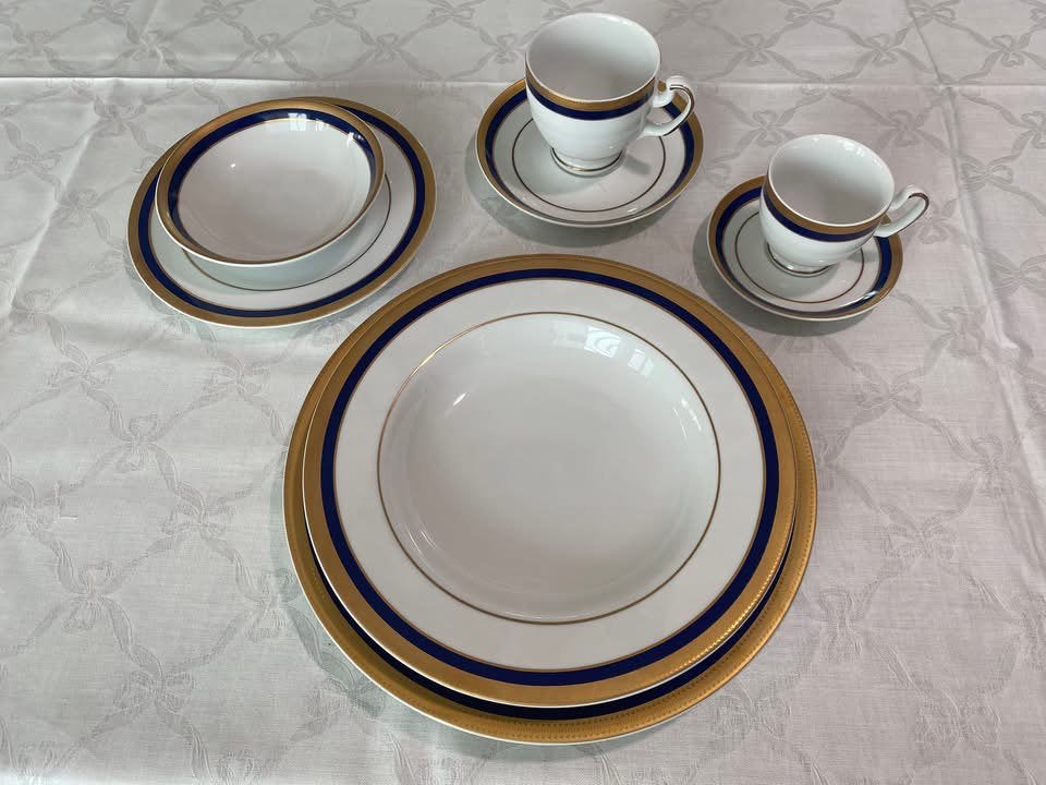 EXCEPTIONAL COMPLETE FINE PORCELAIN SERVICE FOR 12, Huis en Inrichting, Keuken | Servies, Ophalen, Porselein, Overige stijlen