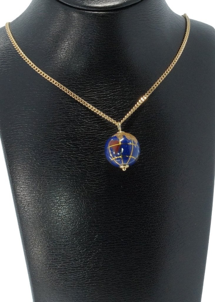 Wereldbol globe 18k gouden ketting hanger Lapis Lazuli, Voordeelsieraden, Ophalen of Verzenden, Zo goed als nieuw, Met edelsteen