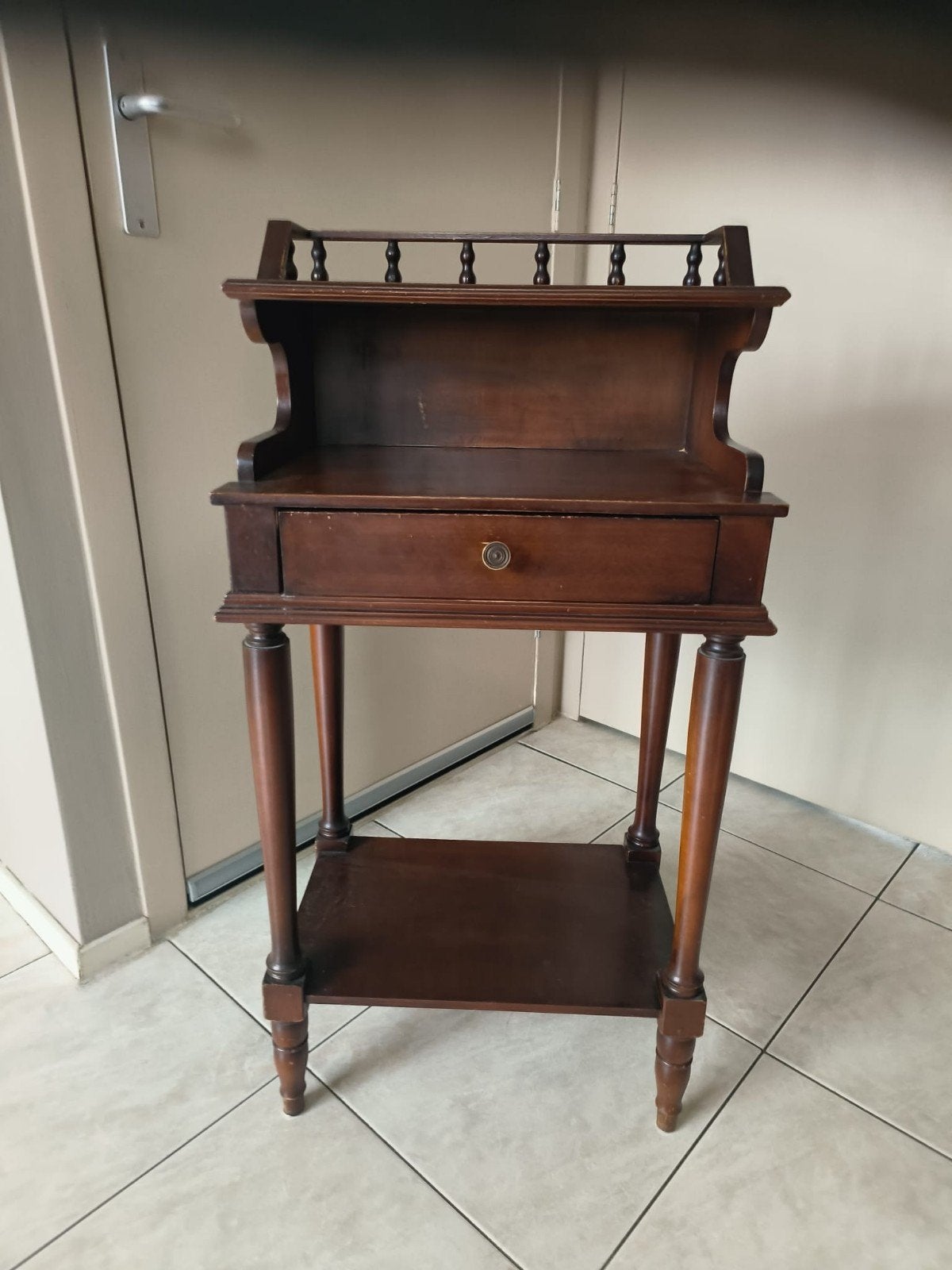leuk noten kastje 15 euro, Huis en Inrichting, Minder dan 55 cm, Gebruikt, Ophalen of Verzenden, 60 cm of meer