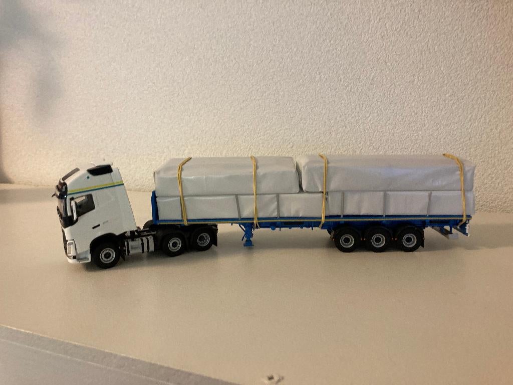 WSI Volvo met platte oplegger en lading, Ophalen of Verzenden, Zo goed als nieuw, Bus of Vrachtwagen, Wsi