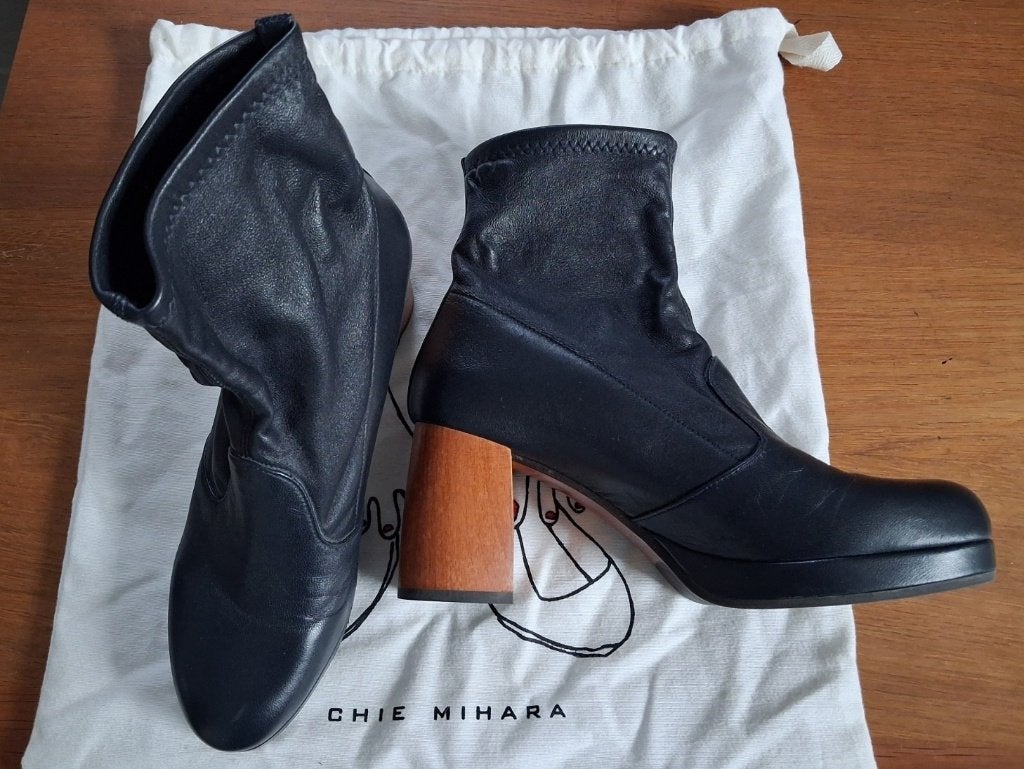 Chie Mihara enkellaarzen donker blauw 38, Blauw, Lage of Enkellaarzen, Ophalen of Verzenden, Zo goed als nieuw