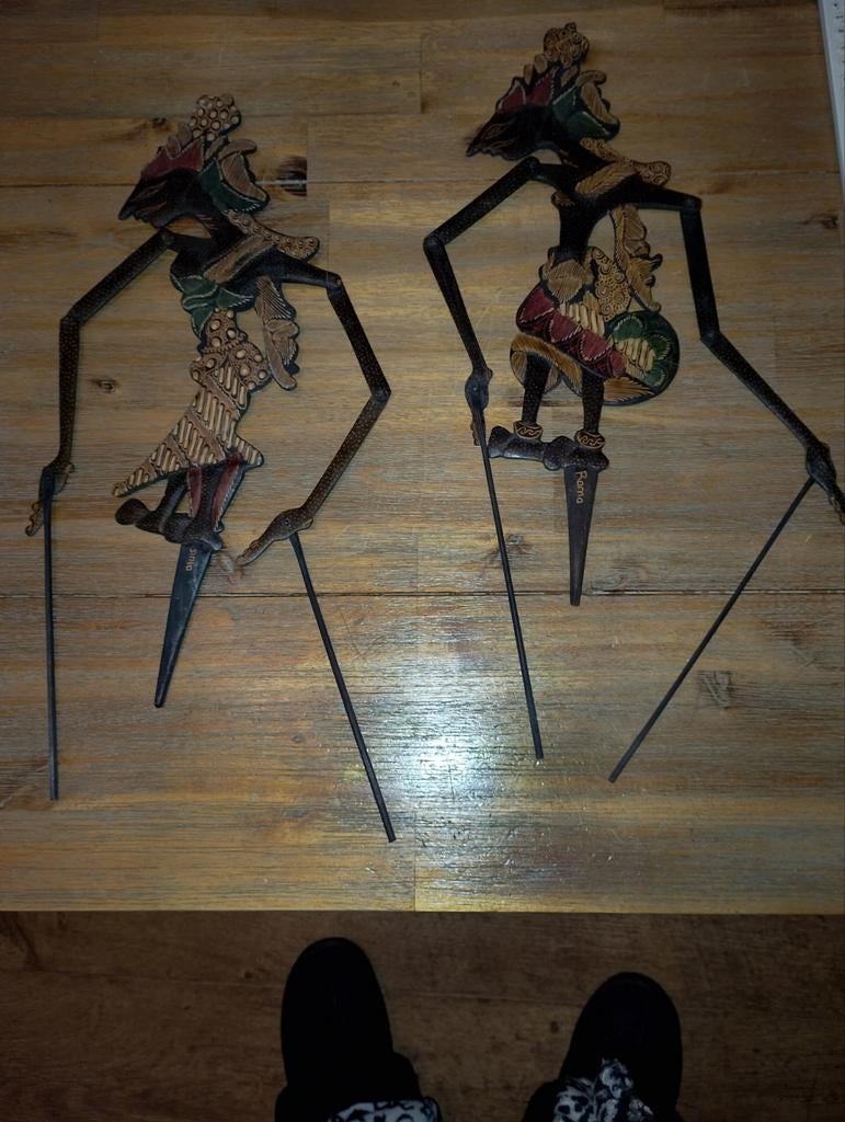 Twee wajang figuren, Ophalen