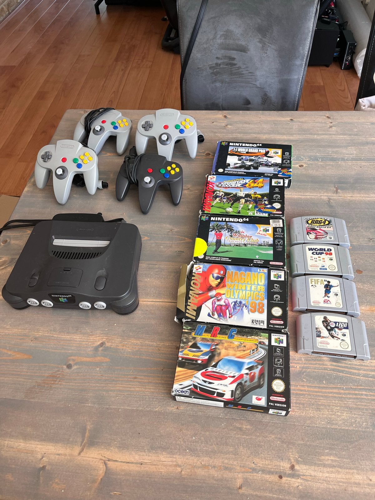 Nintendo 64 console met 4 controllers en diverse spellen, Spelcomputers en Games, Spelcomputers | Nintendo 64, Ophalen of Verzenden