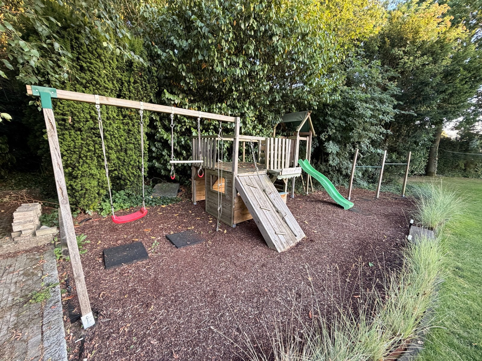 Houten Speeltoestel met Glijbaan, Schommel en Klimwand, Ophalen, Gebruikt, Glijbaan