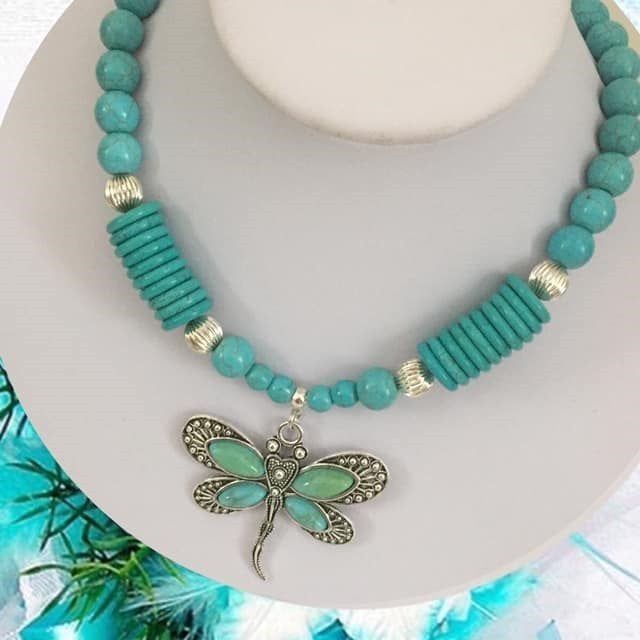 prachtige ketting van turquoise howliet, Ophalen of Verzenden, Nieuw, Blauw, Steen of Mineraal