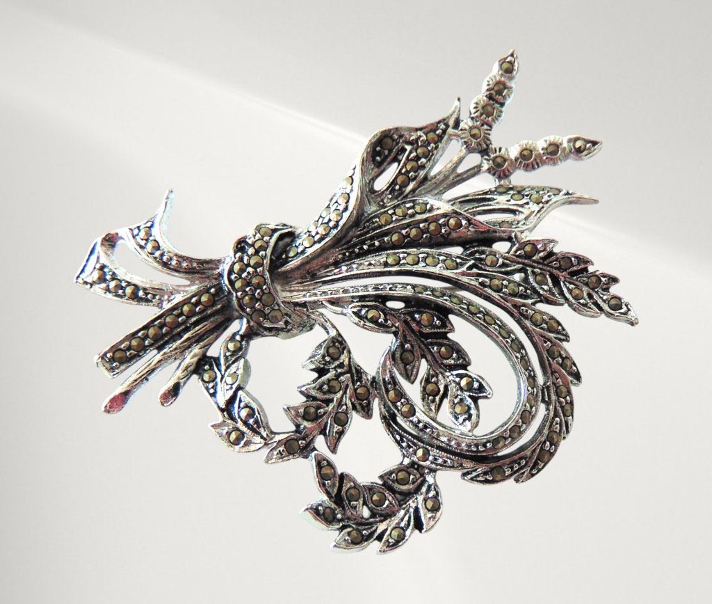 Grote MARKASIET rhodium plated broem broche!, Overige materialen, 4 tot 7 cm, Verzenden, Zo goed als nieuw