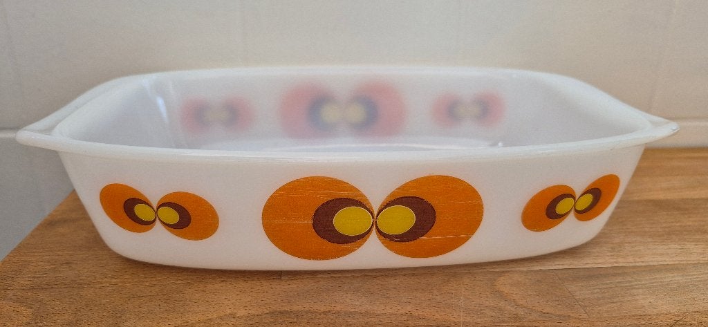 vintage ovenschaal van melkglas met oranje patroon, Huis en Inrichting, Ophalen of Verzenden, Glas, Overige stijlen, Schaal of Schalen