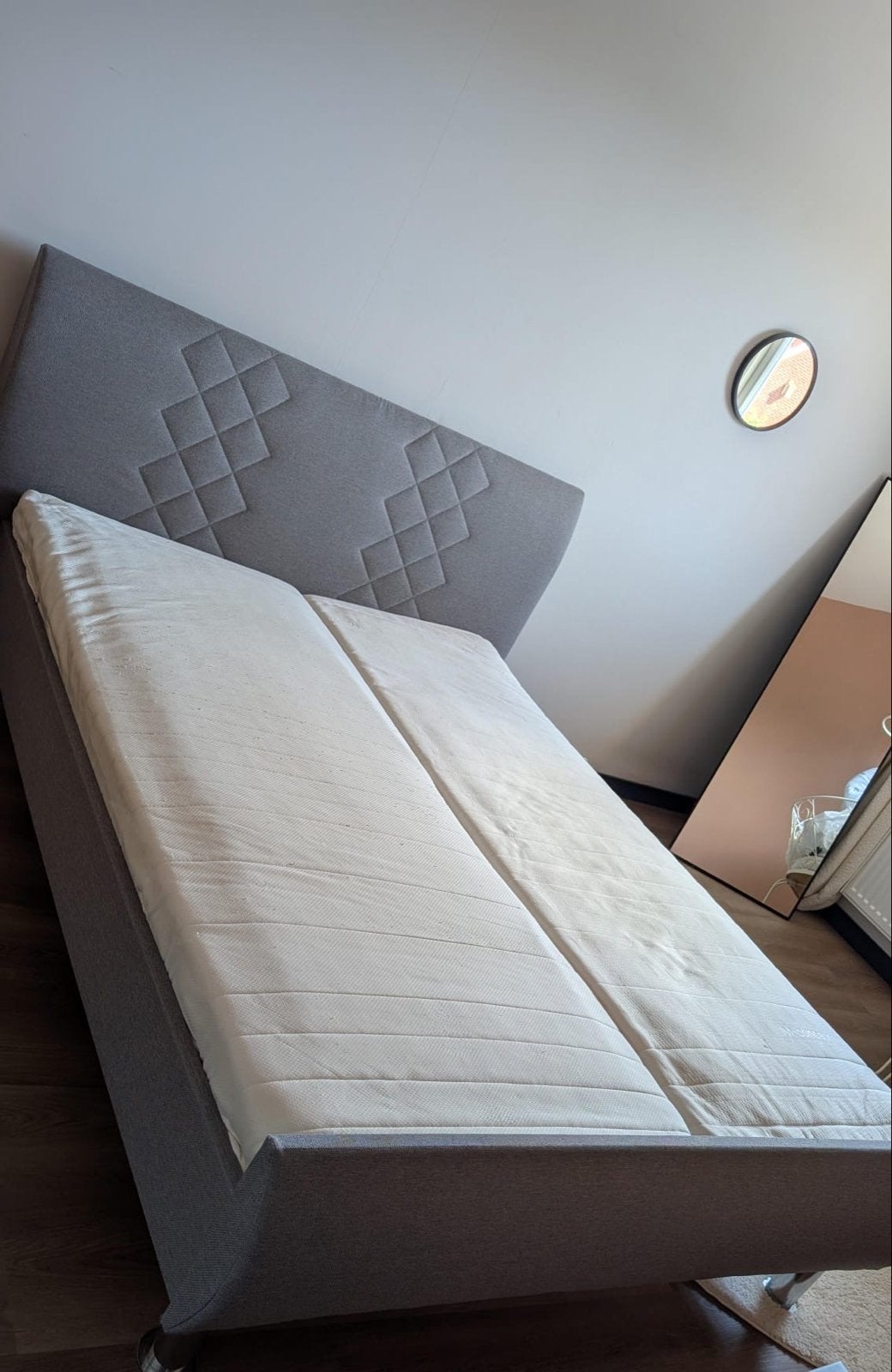 Tweepersoonsbed met gestoffeerd hoofdbord, Ophalen, Gebruikt, Tweepersoons, 140 cm