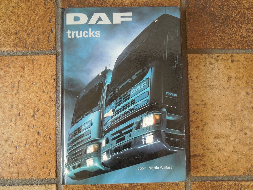 Boek DAF trucks door Martin Wallast (1990), Ophalen of Verzenden, Gelezen, Martin Wallast, Vrachtwagen
