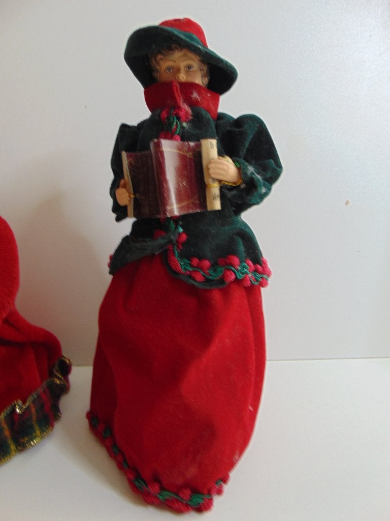 Foto 3 van Zingende Kerst victoriaanse groepje van 3 Dickens figuurtjes