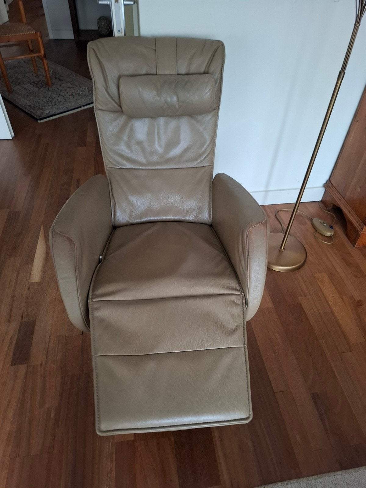 Relaxfauteuil leer taupe met houten voet, Ophalen, Gebruikt, Hout