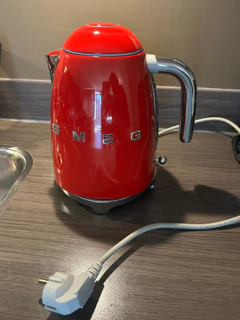 SMEG waterkoker rood retro design – nette staat, Witgoed en Apparatuur, Waterkokers, 1 tot 2 liter, Ophalen of Verzenden, Gebruikt