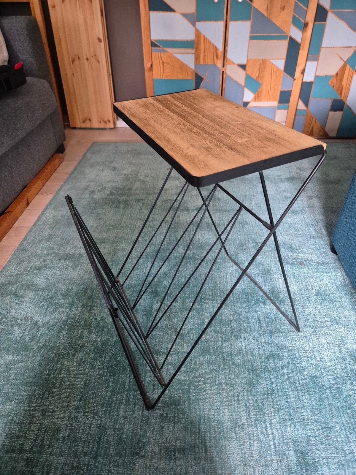 Krantenbak / bijzettafel met houten blad en metalen frame, Huis en Inrichting, Minder dan 55 cm, Zo goed als nieuw, Modern industrieel