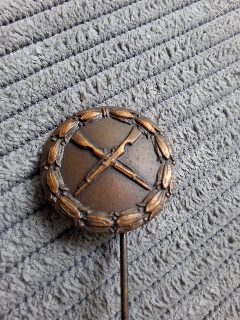 Speldje met geweren (schietsport ?), Verzamelen, Speldjes, Pins en Buttons, Verzenden, Overige onderwerpen
