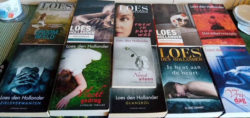 Loes den Hollander Thriller Boeken Collectie (10 stuks), Gelezen, Loes den Hollander, Ophalen of Verzenden, Nederland