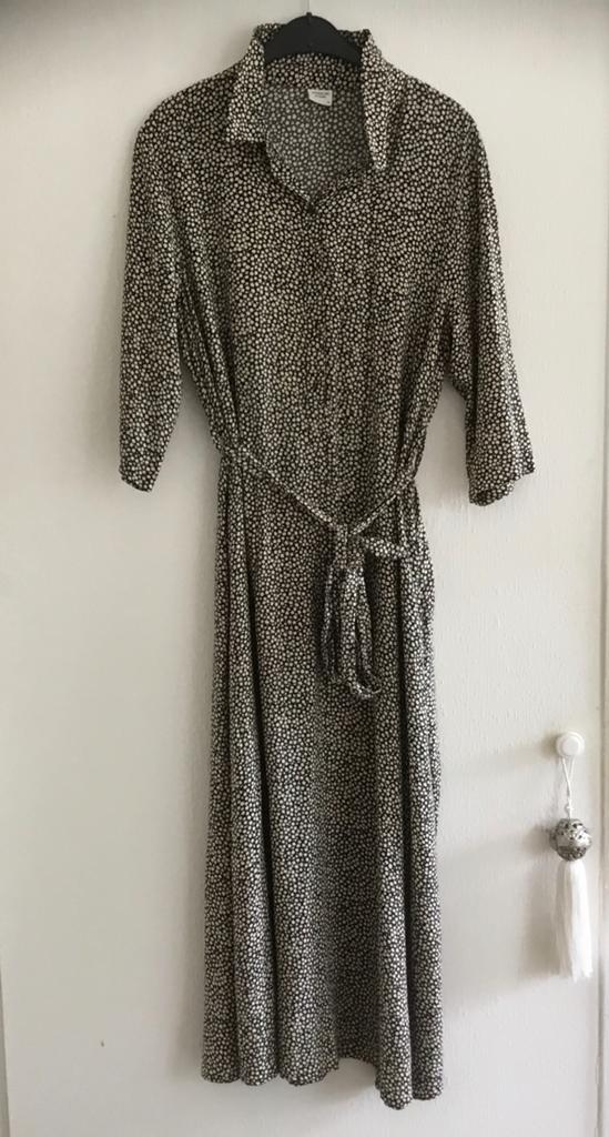 Jurk. Maat 42   130 cm lang. €10.00, Ophalen of Verzenden, Zo goed als nieuw, Maat 42/44 (L), Onder de knie
